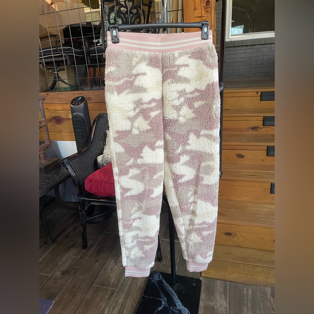 Hem & Thread Sherpa Joggers in Cream and Pink